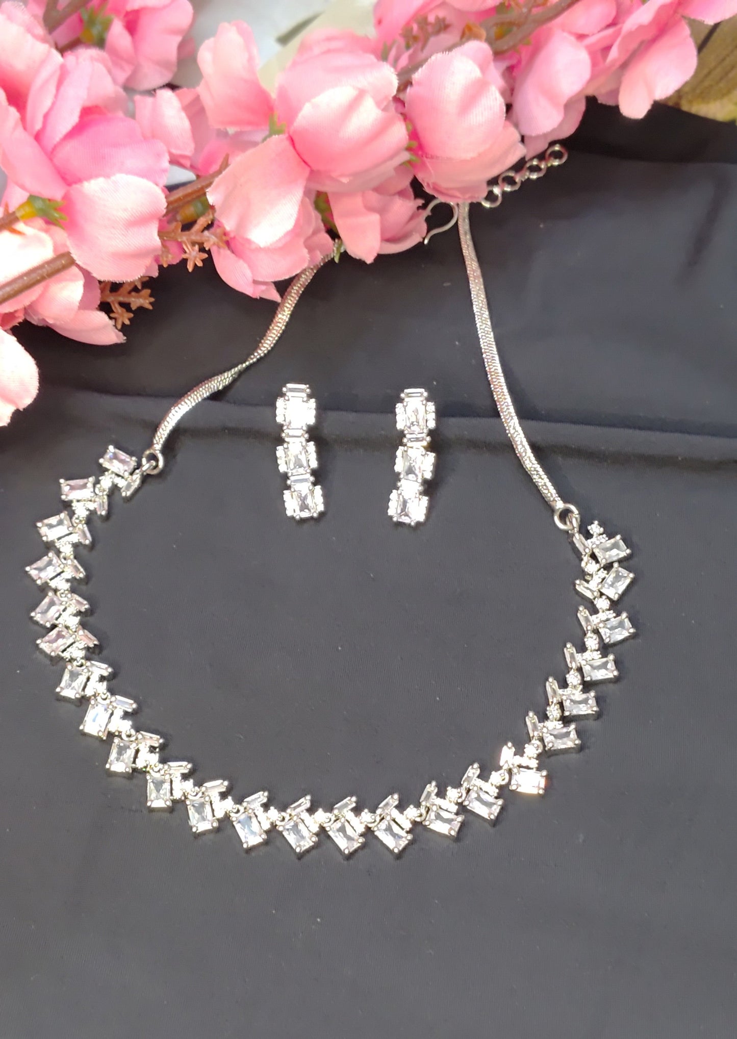 White AD Short Necklace Set